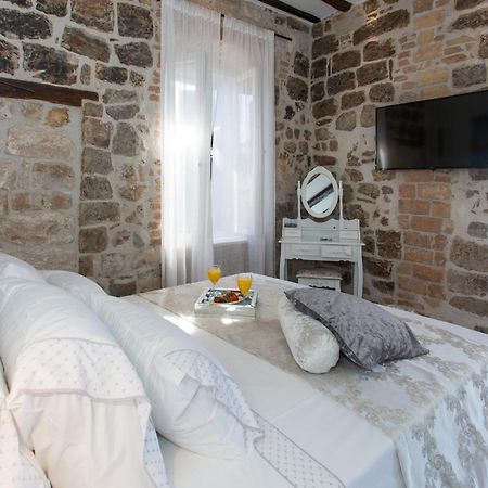 Seafront Apartment In Historical Cippico Castle Kaštela Kültér fotó