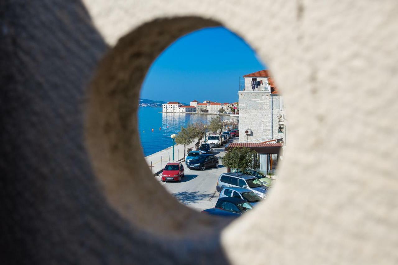 Seafront Apartment In Historical Cippico Castle Kaštela Kültér fotó